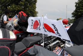 バイクと日本国旗
